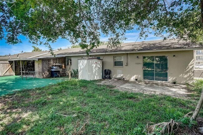 Building Photo - Charming 3/2 Duplex in West Bradenton with...
