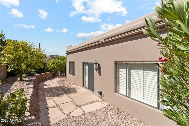 Building Photo - 12833 N La Ronda Ct
