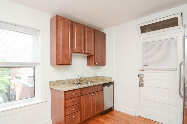 Building Photo - 2113 W Ainslie