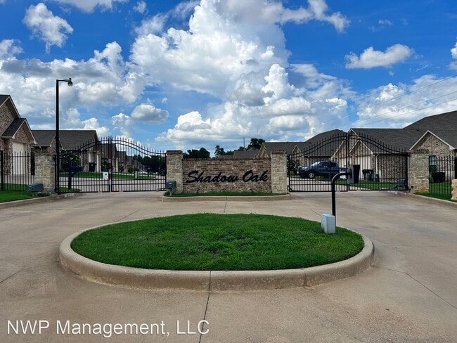 Building Photo - 3 br, 2 bath House - 9210 Shadow Oak Drive