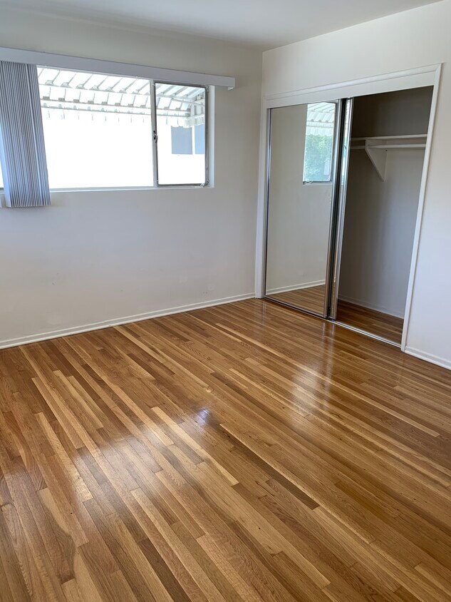 Foto principal - 855 S Sherbourne Dr