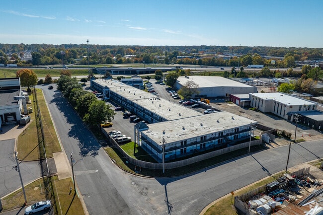 Foto aérea - Bantam Springbrook Apartments