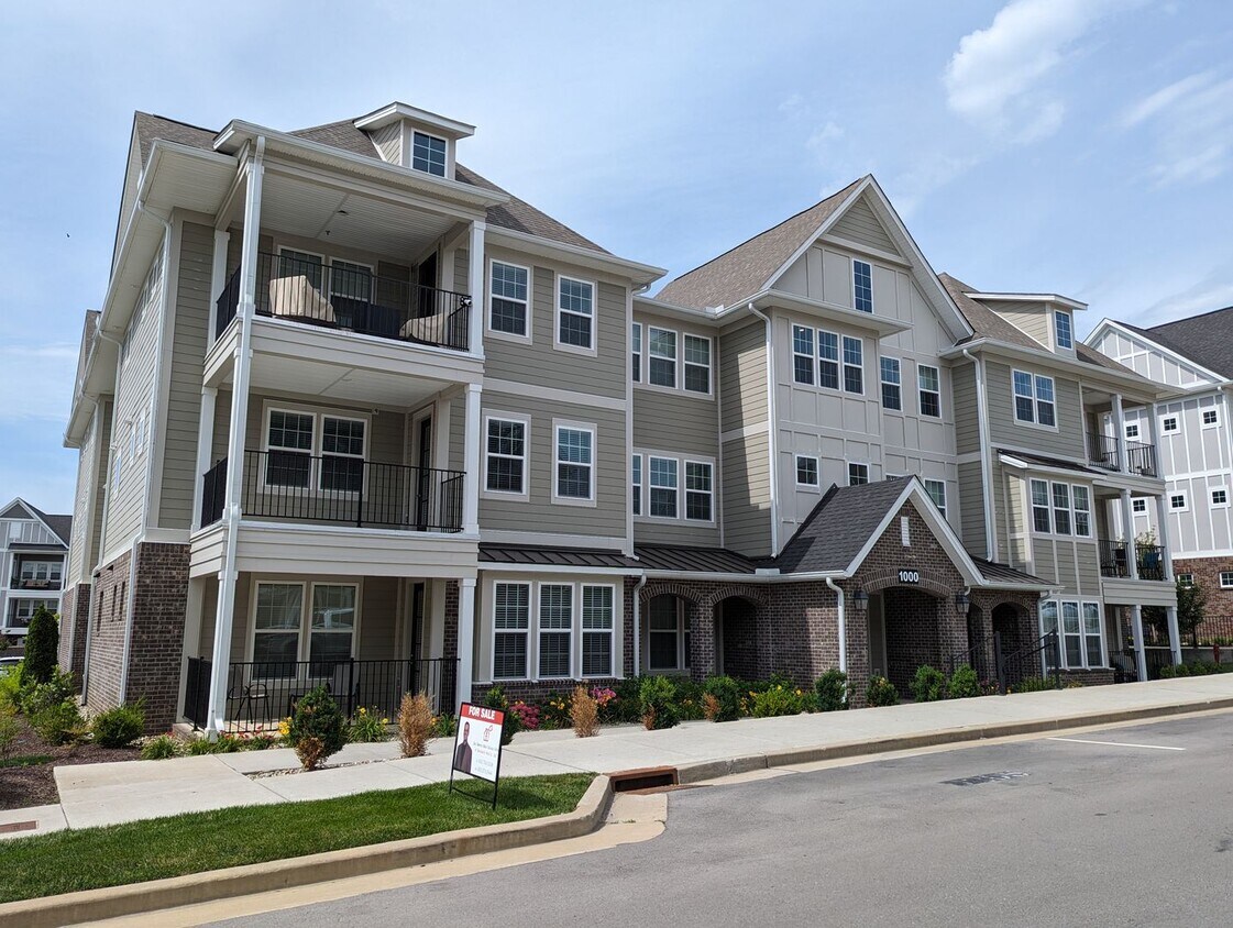 Foto principal - AVAILABLE NOW! 2-Bed/2-Bath Condo in Franklin