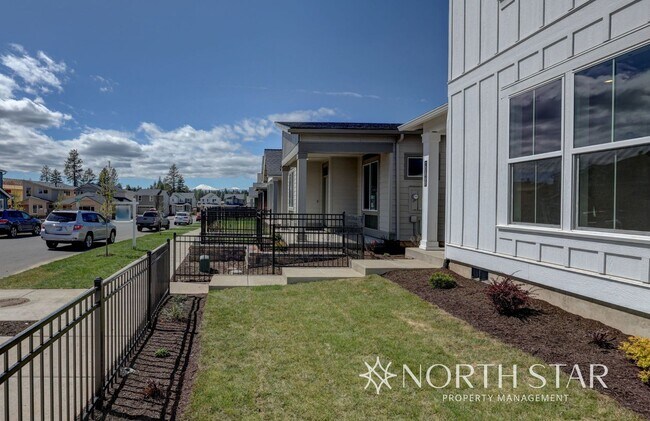 Building Photo - Modern and Spacious 3 bed/2.5 bath in SE Bend