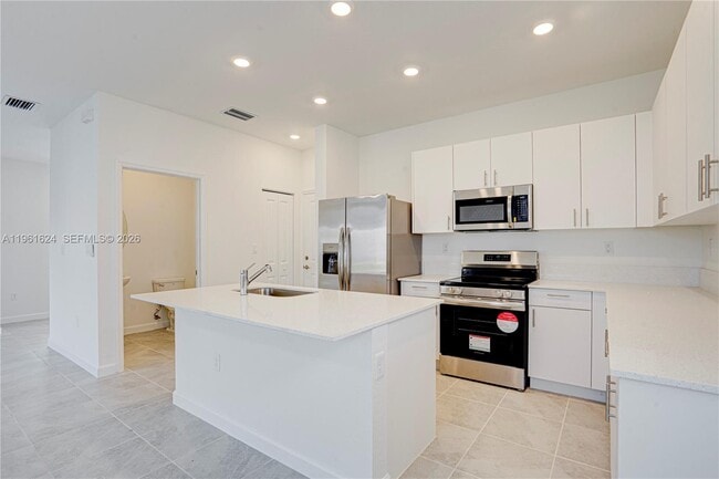 Building Photo - 2728 SE 24th Ct