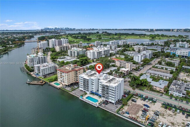 Foto del edificio - 9381 E Bay Harbor Dr