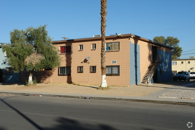 Building Photo - 2909 Elm Ave