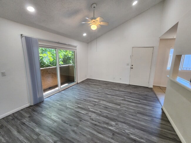 Building Photo - 13043 Vanowen St
