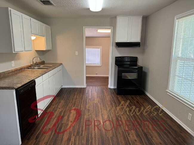 Building Photo - Spacious, updated 2 bedroom 1 bath with extra office!