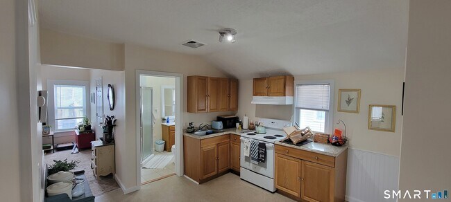 Building Photo - 518 Midland St