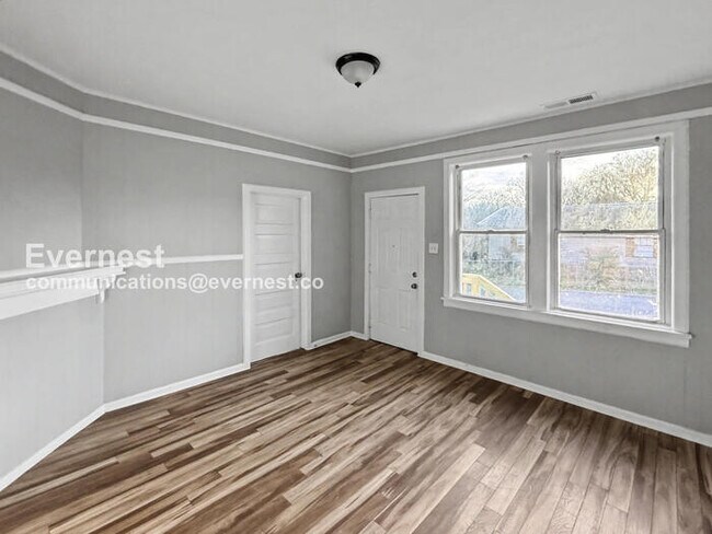 Foto del edificio - 4 Bed/1 Bath Home with On-Street Parking / Pet-Friendly / Vouchers Accepted / Available Now!