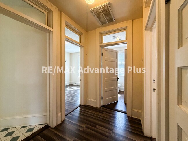 Building Photo - 106 Grove St