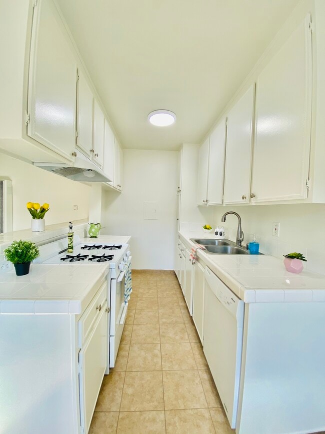 Kitchen - 732 W Imperial Ave