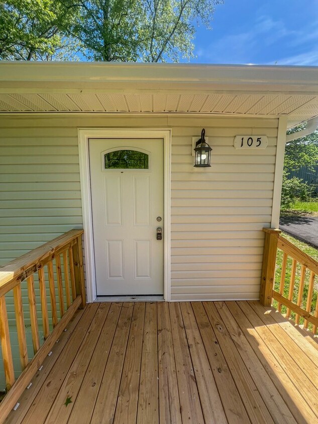 Foto principal - Renovated 2 Bed, 2 Bath Home Off Madison S...