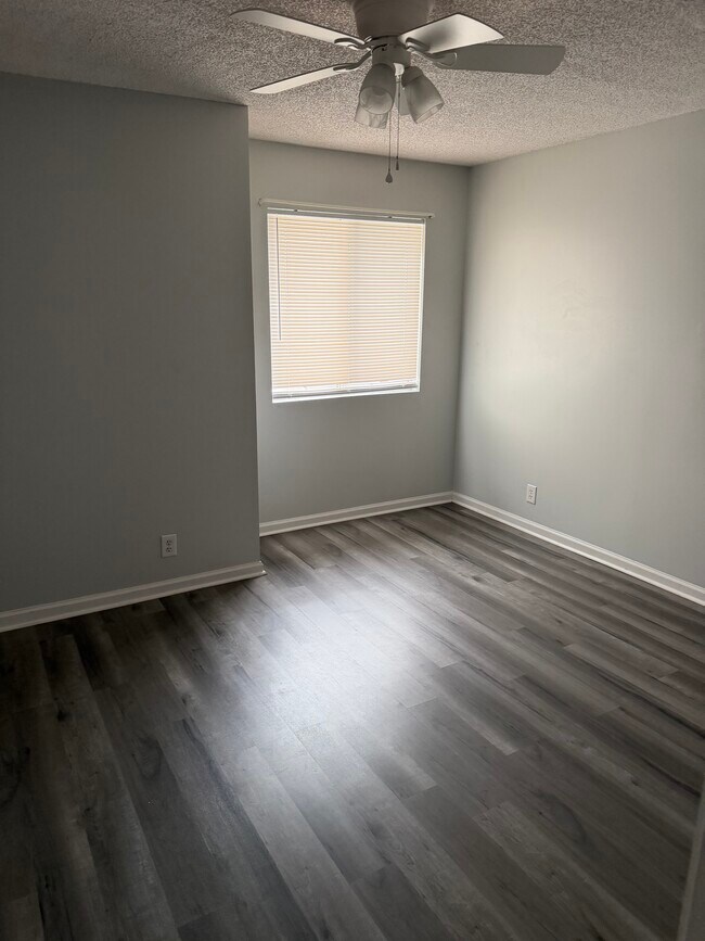 Building Photo - 910 Brett Dr