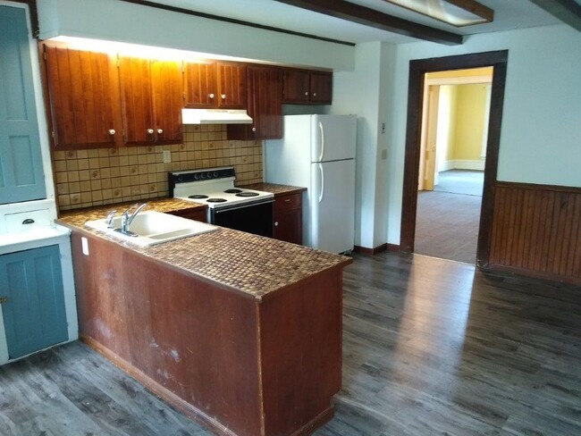 Building Photo - 2 Bedroom, 1 Bathroom duplex with LARGE RO...