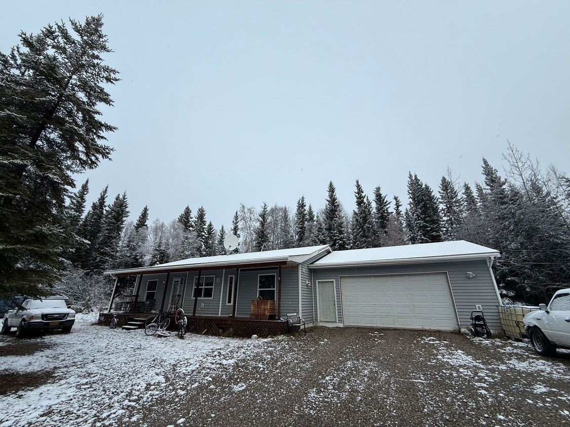 Primary Photo - Home in North Pole / 2 Car Garage / Pet friendly
