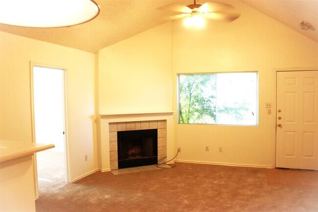 Building Photo - 1008 Disraeli Cir