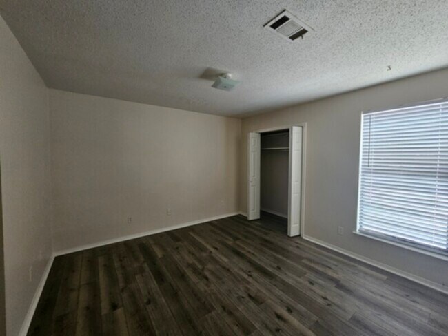 Building Photo - Ready for Move In!!