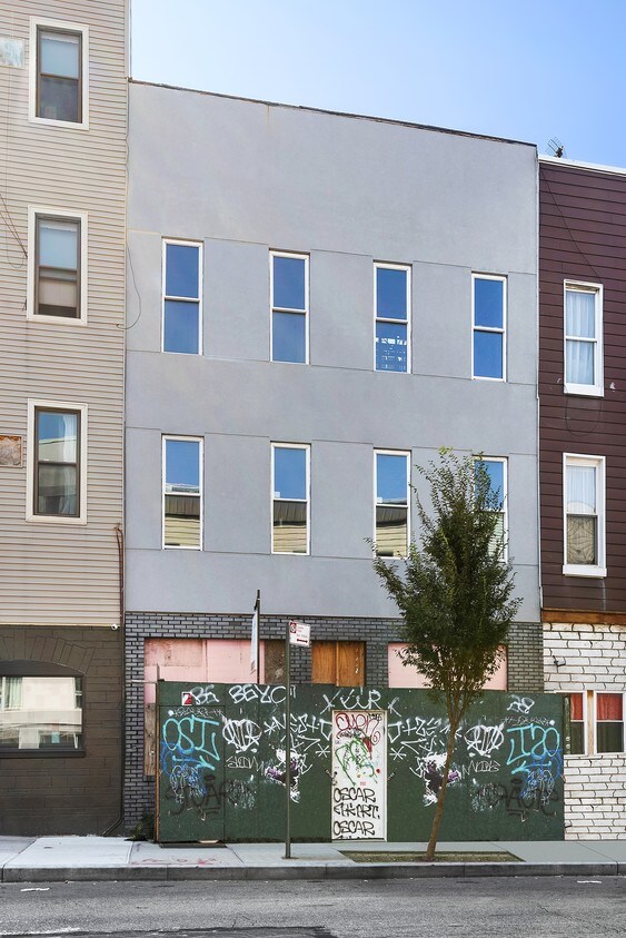 Primary Photo - 204 Nassau Ave