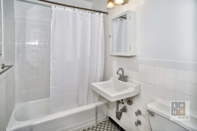 Building Photo - 413 Grand St