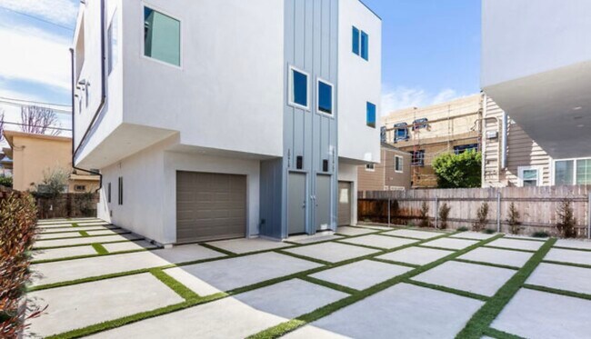Building Photo - 10916 Hesby St