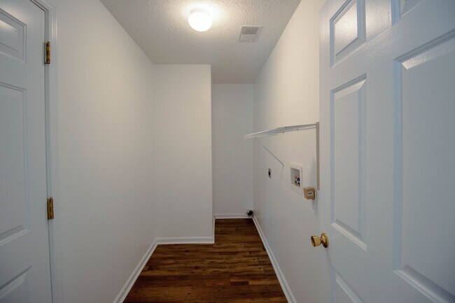 Foto del edificio - Recently Updated, and a FENCED Backyard!