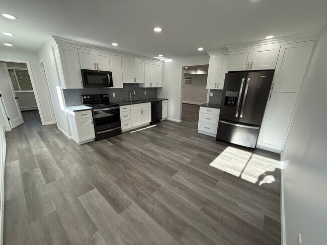 Building Photo - 53 Homeland Dr