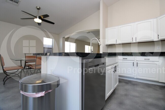 Foto del edificio - 15844 W Papago St