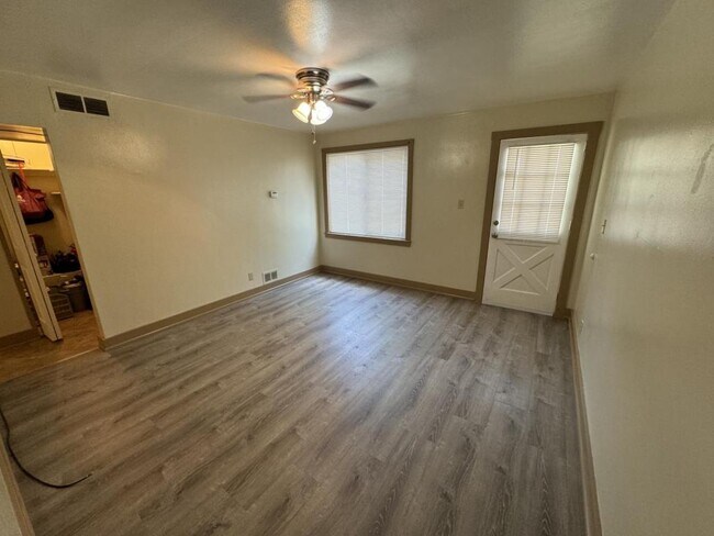 Building Photo - 271 Oak Dr