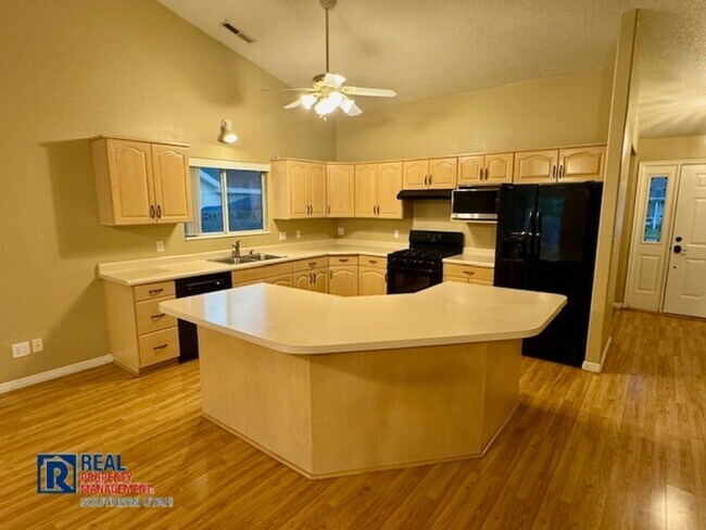 Building Photo - 4 Bedroom Home
