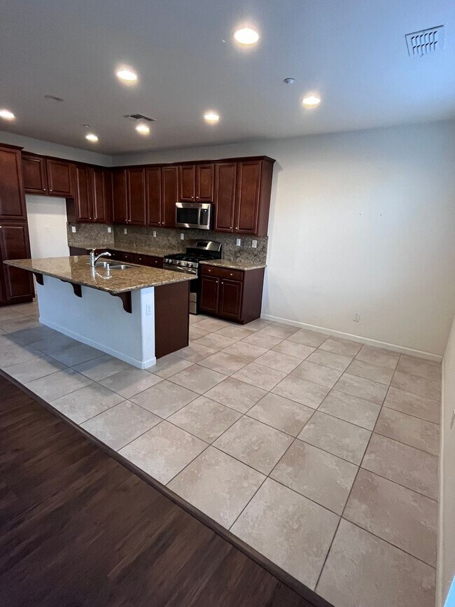 Foto del edificio - BEAUTIFUL FOUR BEDROOM HOME IN WESTPARK!!