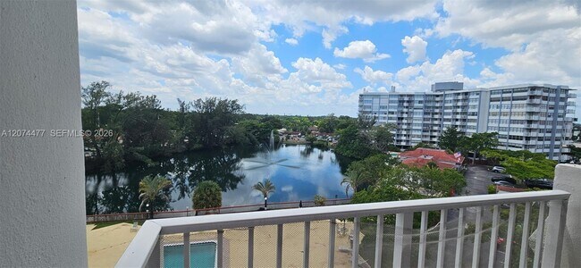 Foto del edificio - 1300 NE Miami Gardens Dr