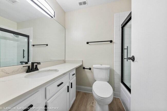 Foto del edificio - 5830 Oakwood Dr