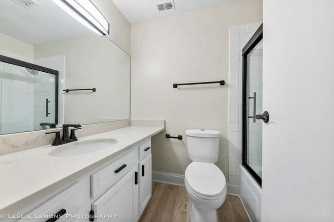 Building Photo - 5830 Oakwood Dr