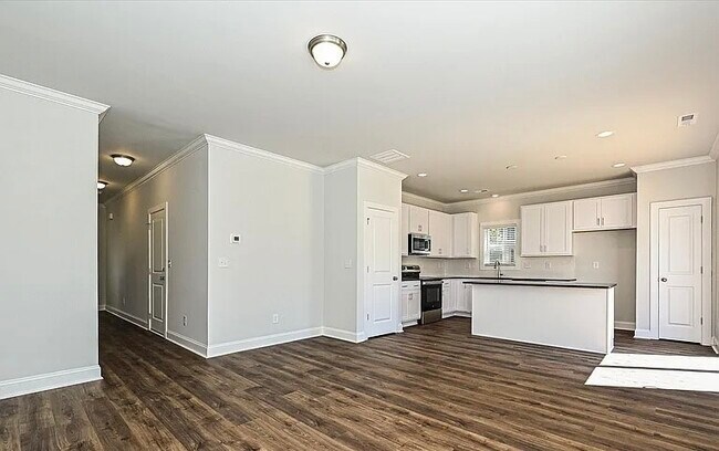 Building Photo - 512 Kingsway Cir