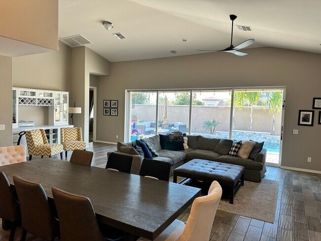 Building Photo - gorgeous 3,200 s/f, 5 bedroom, 5.5 bathroo...