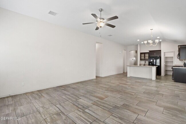 Foto del edificio - 817 Plains Blackfoot Dr