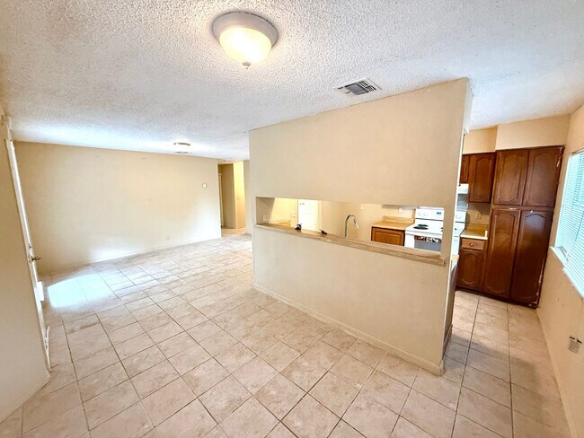 Building Photo - Available Now! Spacious 3 Bedroom / 2 Bath...