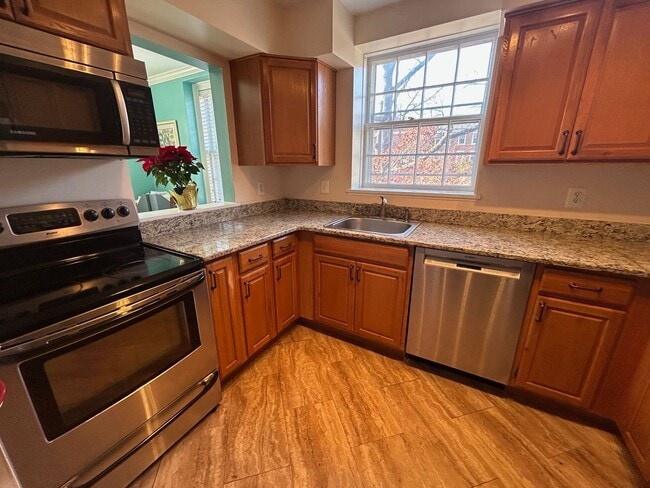 Building Photo - Updated 1BR in Inconic McLean Gardens Available mid-February!