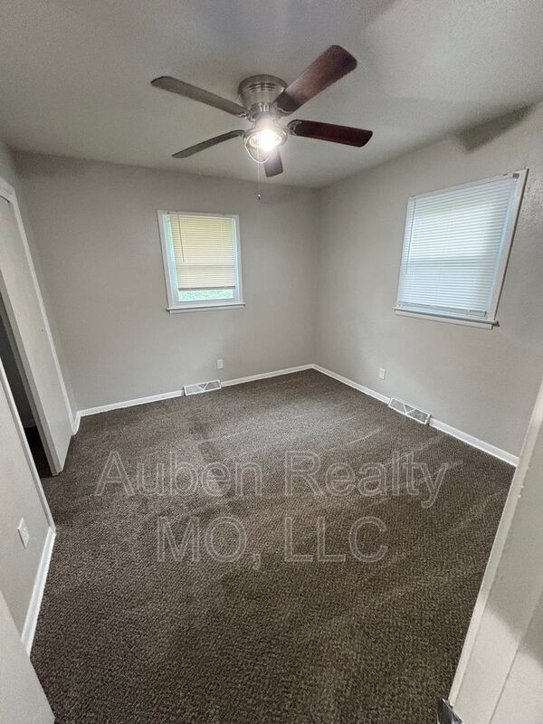 Building Photo - 8407 E 98th Terrace