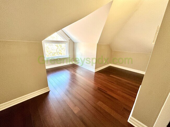 Foto del edificio - Gorgeous 1-Bedroom, Top-Floor Unit in Vintage House in Goose Hollow Near PSU