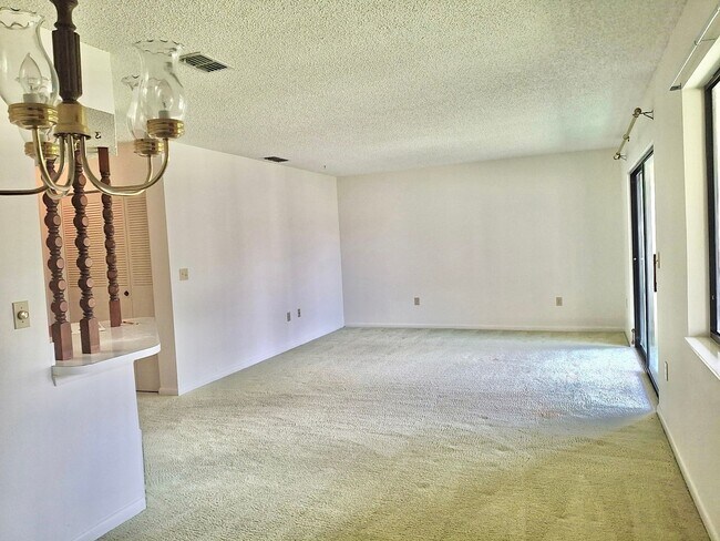 Foto del edificio - 2/2 in Silver Spring Shores 55+
