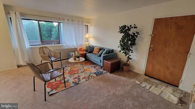 Building Photo - 1501 S George Mason Dr