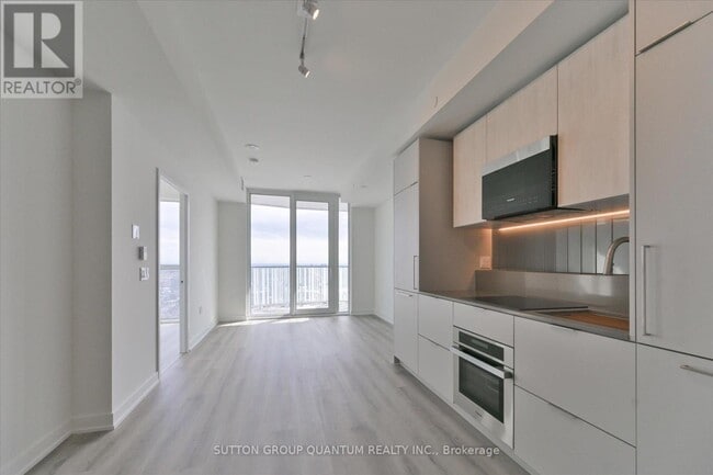 Building Photo - 1 Fairview Rd E