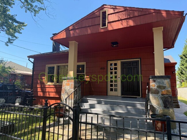 Foto del edificio - Awesome 4-Bed/2-Bath Craftsman Bungalow House Near Alberta District