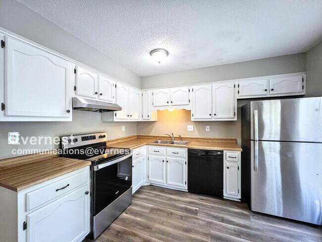 Foto del edificio - 7421 Cliffwood Dr