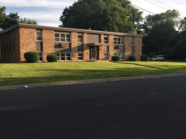 Building Photo - 2301 Maple Ave