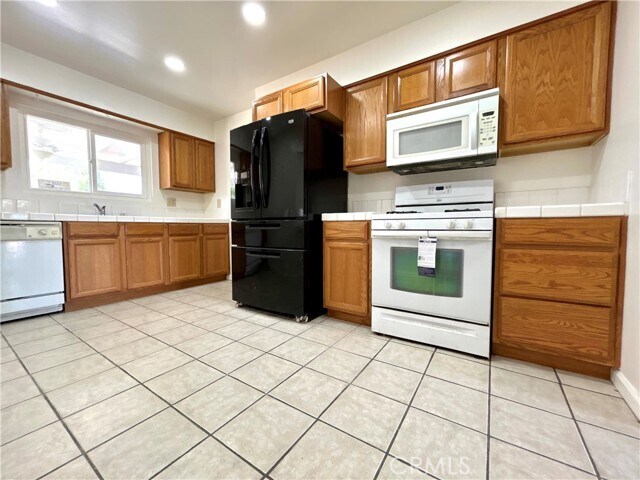 Building Photo - 26632 Oakmont Dr