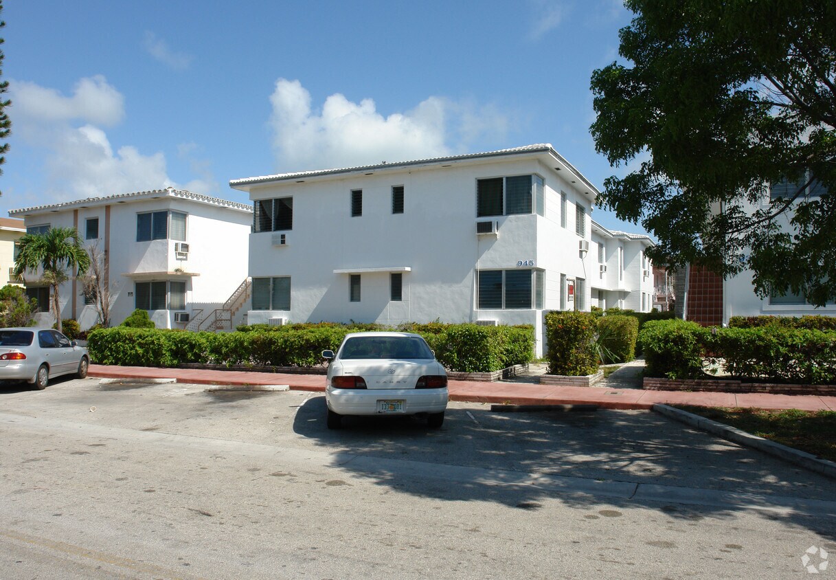 Building Photo - 935 Bay Dr